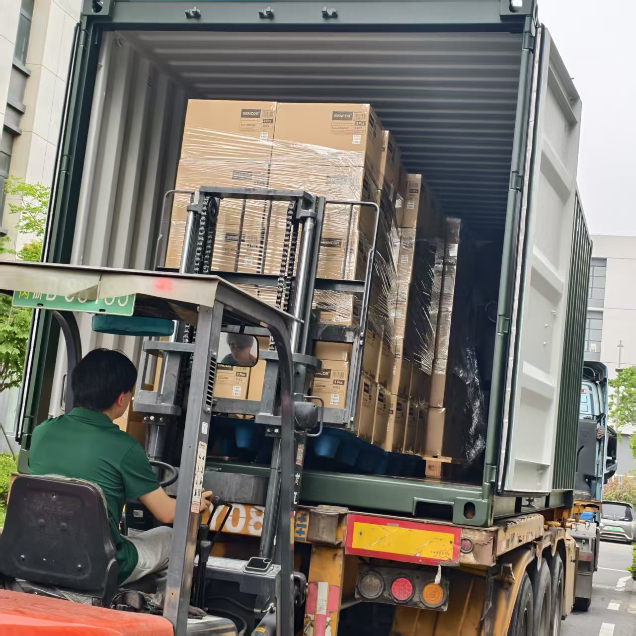 Hvordan sikrer professionel kaffemaskinefabrik sikker og rettidig containerforsendelse til globale købere?